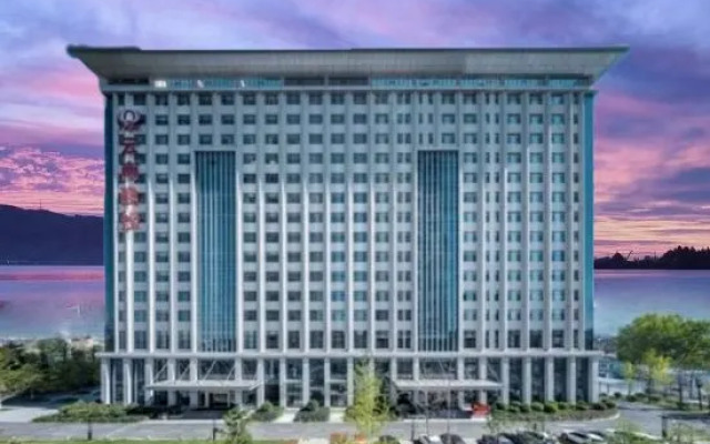 Zhaotong Development Building Hotel