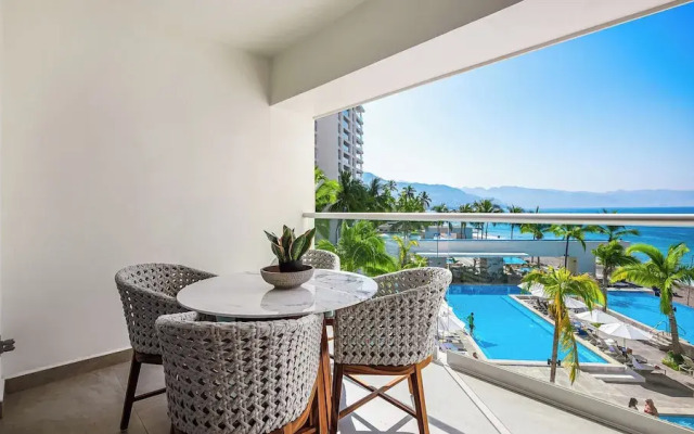 Oceanfront 1BR with Balcony & Pool