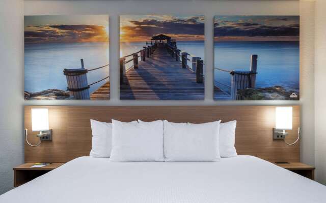 Days Inn & Suites by Wyndham Commerce