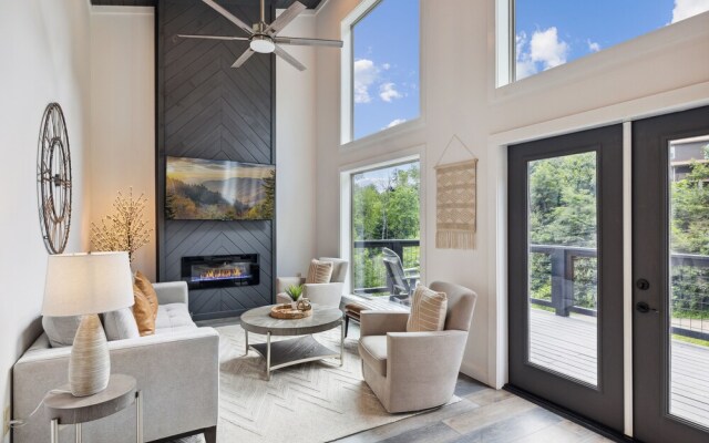 Sunset Chalet 2 Bedroom Cabin by RedAwning