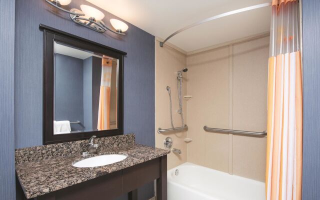 La Quinta Inn & Suites St. Louis Airport - Riverport