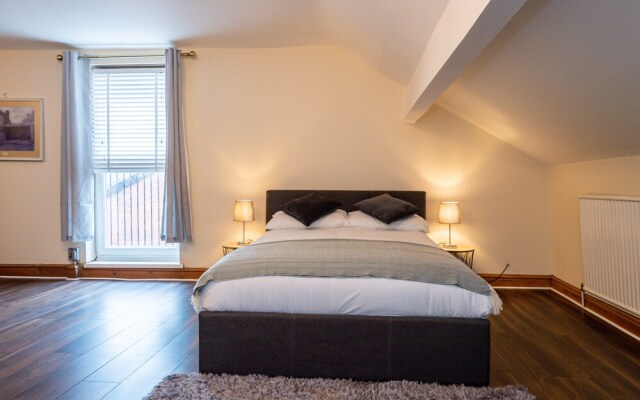 Captivating 5-bed House in Liverpool With Parking