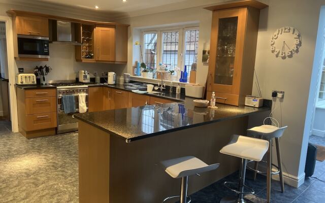 Remarkable 3-bed House in Netley Abbey Southampton