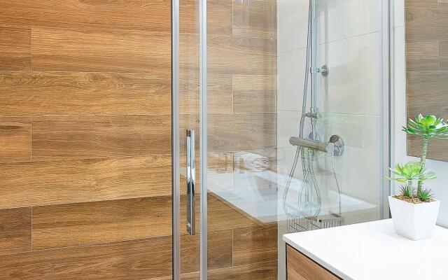 1 Bd Apartment With Balcony Perfect Location. Santa Marta II