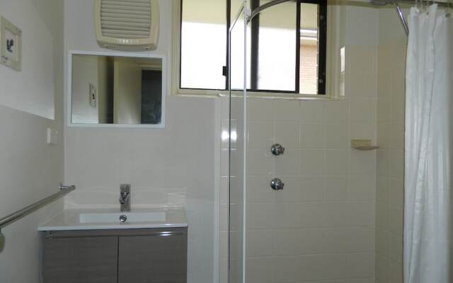 26 Wallis View - Opposite the Lake - 3 Bedroom Apartment