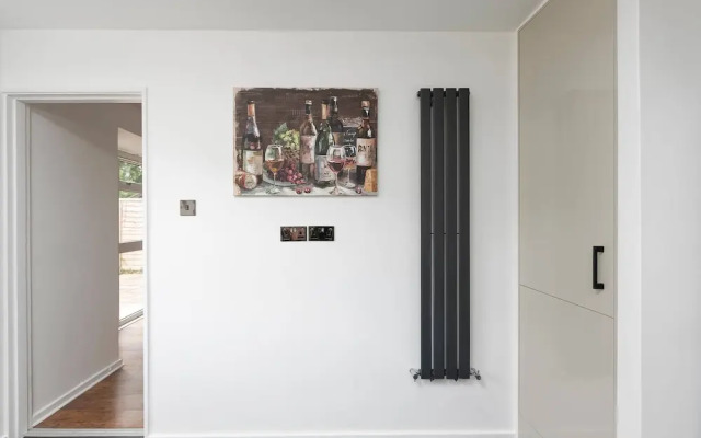 Skyvillion - Lush 2 Bed Hydean Way House & Garden