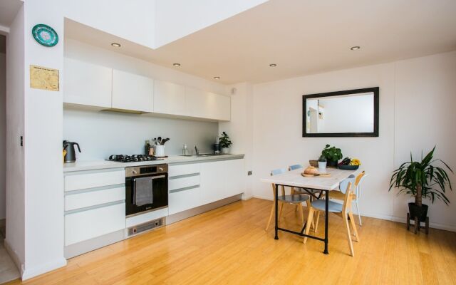 Beautiful 2-bedroom Flat With Balcony in E London
