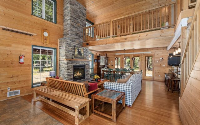 Pine Acres 4 Bedroom Home by NW Comfy Cabins by RedAwning