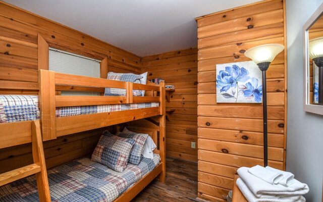 McKenzie's Cabin 2 Bedroom House