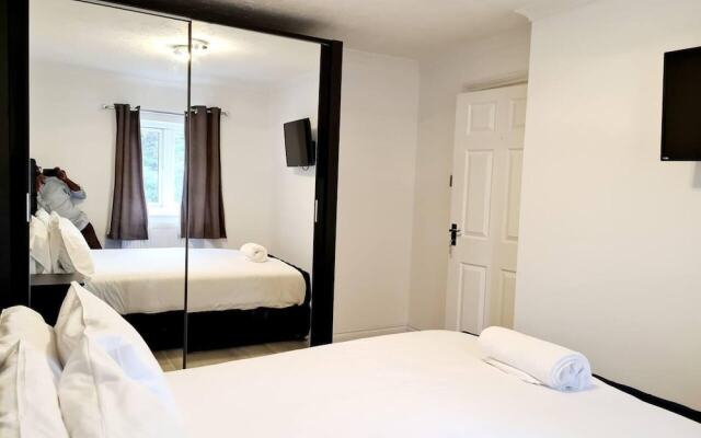 Modern & Spacious - Walk to London Excel- Parking