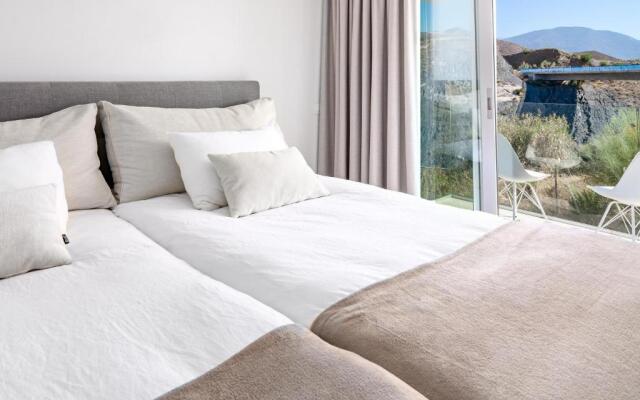 LMR1- Modern penthouse, private pool, families only