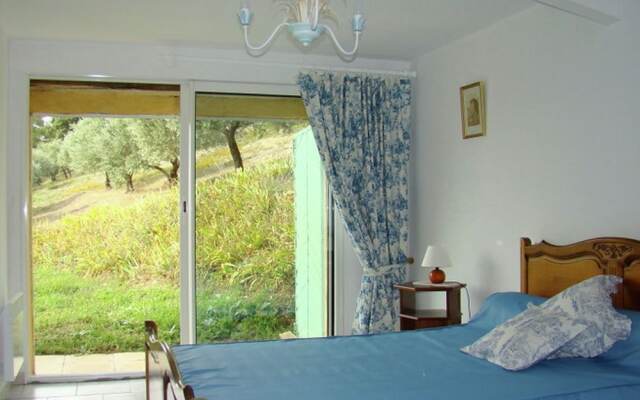 Lovely Holiday Home in Saint-saturnin-lès-apt With Pool