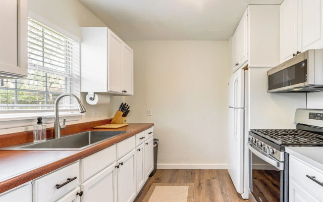 4 Mi to Dtwn: Dog-friendly Fayetteville Home