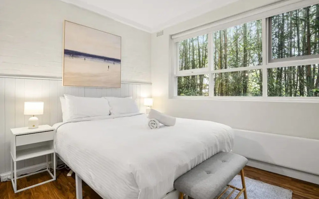 Charming 1-bed With Fireplace by the Beach