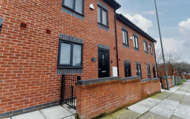 Air Host and Stay - Beautiful new build 3 bedroom house sleeps 5 minutes from LFC 14