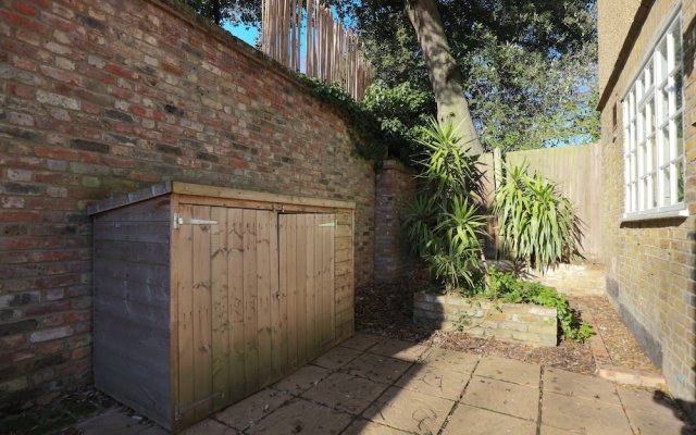 Stunning 3 Bedroom Home With Private Back Garden