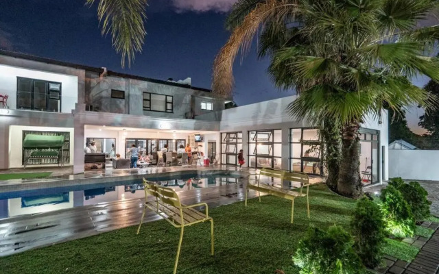 Private Modern 10 bdrm Home tucked away in Sandton