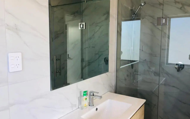 Modern & Luxurious Home 2