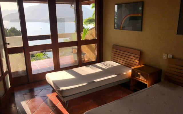 Mansão na costa com vista para o mar