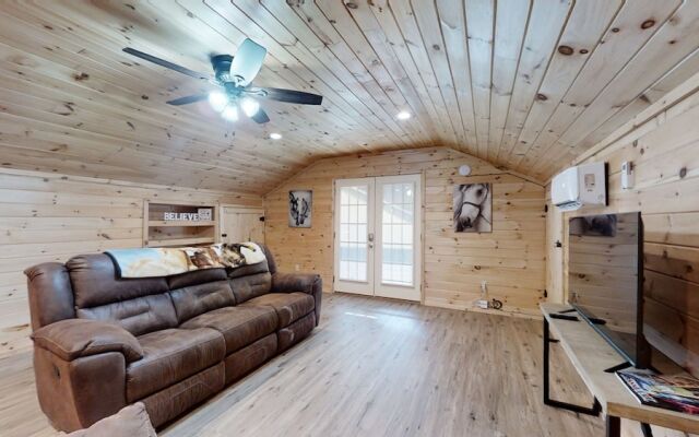 Double L Ranch 1 Bedroom Farmhouse by RedAwning