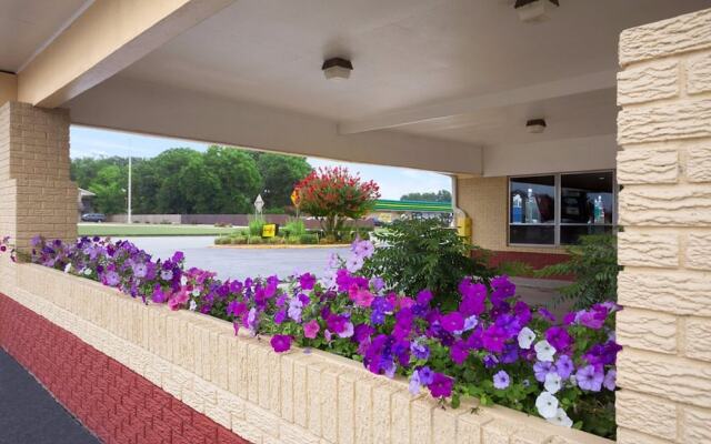 Americas Best Value Inn - Stuttgart