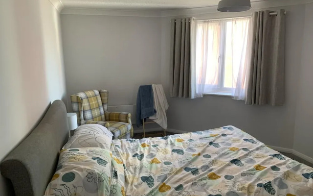 Charming 2-bed Apartment in Swansea