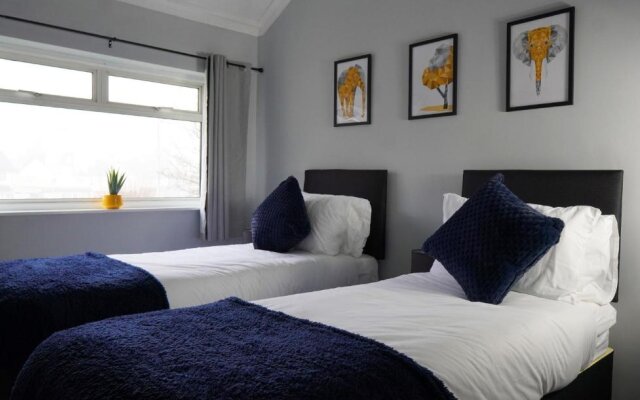 Portobello House - Four Bedroom House perfect for CONTRACTORS - Sleeps 6 - FREE parking