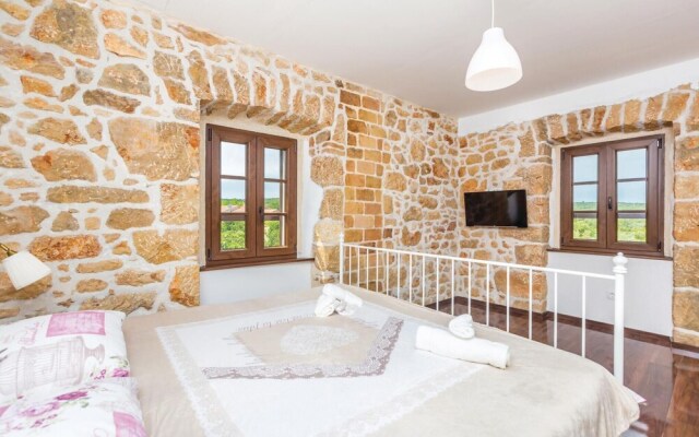 Stunning Home in Silo With Wifi and 2 Bedrooms