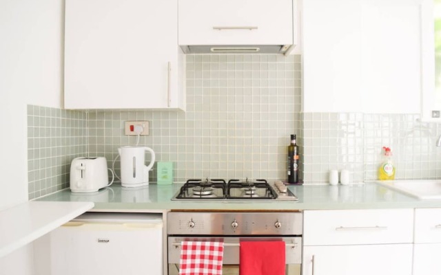 Modern Designer London Studio Flat With Patio