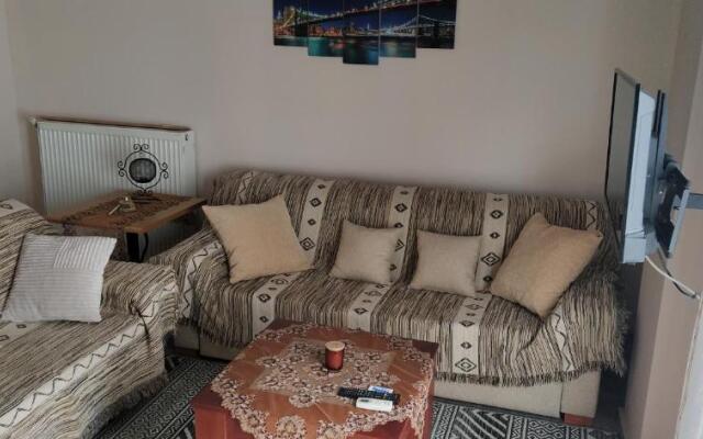 George's apartment Serres