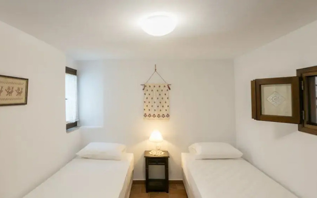 Traditional Inn Pirethron