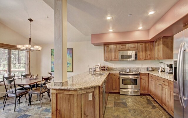 2br 2ba Winter  Walk To Historic Downtown + Gondola 2 Bedroom Townhouse by RedAwning