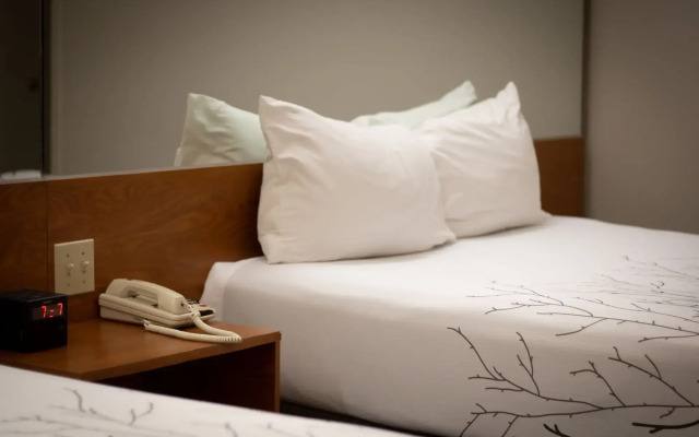 Monument Inn & Suites