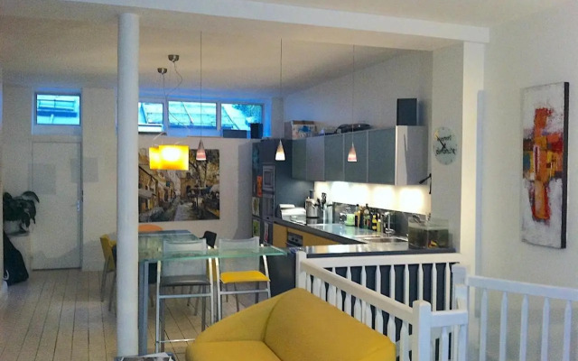 Modern Design Loft Apartment, Steps to Notre Dame