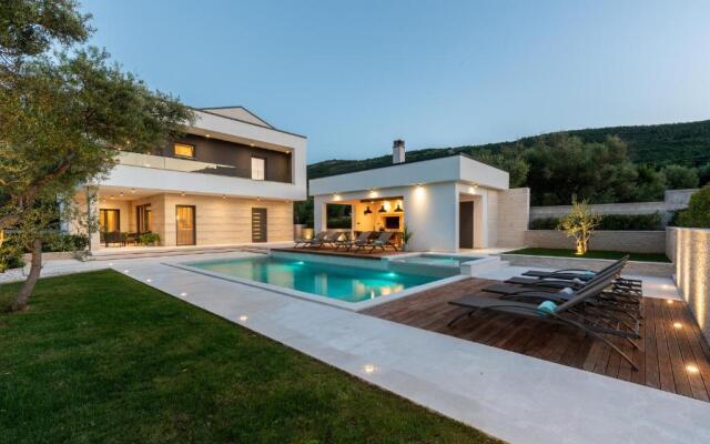 Luxurious Villa Laurea