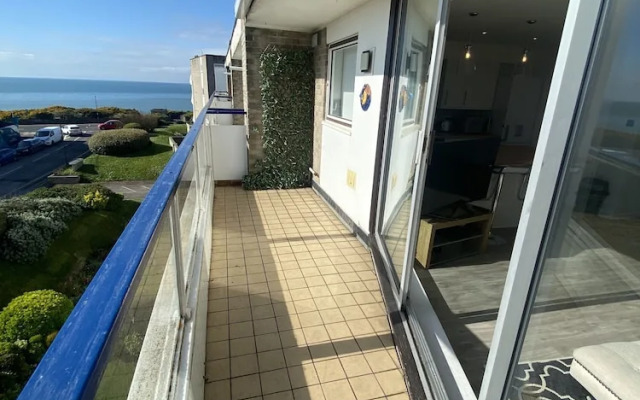 Stunning 2 bed Seaside Apartment With Sea Views