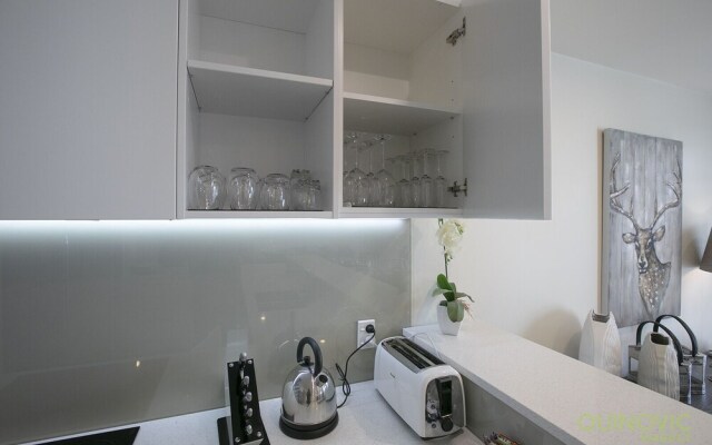 QV Spacious Bright Apartment with Balconies and Parking - 932