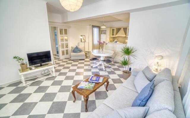 Stylish, Cozy 2-BDR Flat in Andros Town