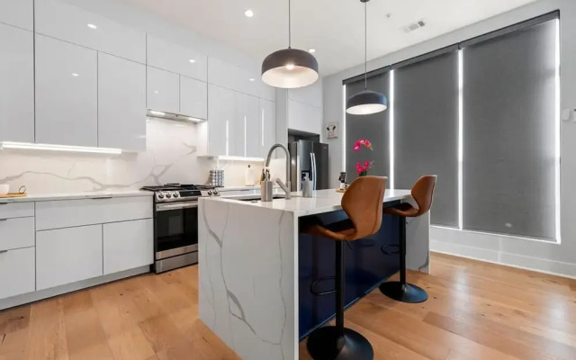 Luxurious Midtown Home Rooftop Views by Silverx