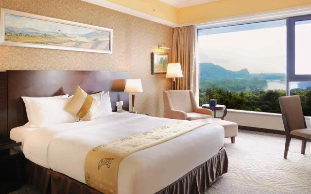 Guilin Lijiang Waterfall Hotel