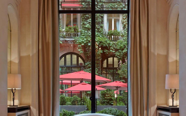 Отель Plaza Athenee
