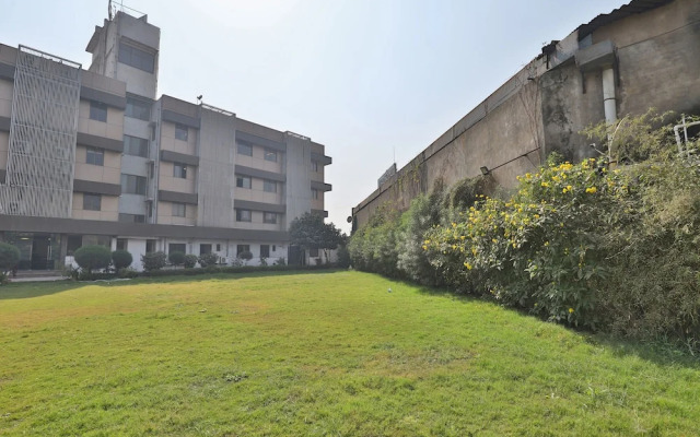 OYO 11718 Hotel Shivarth