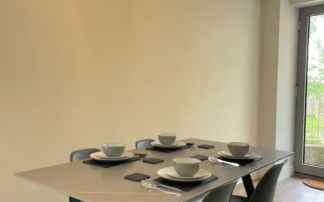 Modern and Sleek 2 Bed Apartment