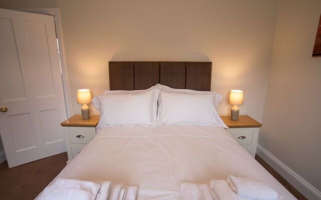 Spacious 2 Bedroom Apartment Surrounded with 36 Acres of Parkland