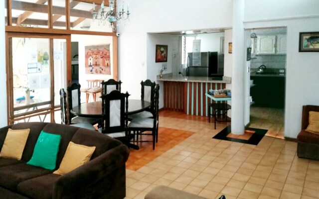 Gaudys Backpackers - Hostel
