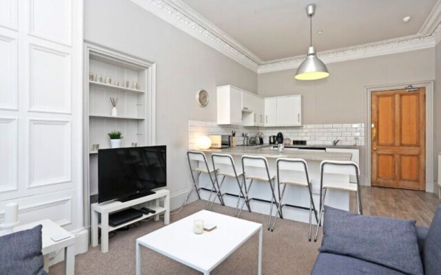 Homely & Spacious 4-bedroom Apartment by the Meadows