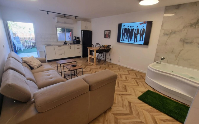 garden apartment 7 min walk to the beach