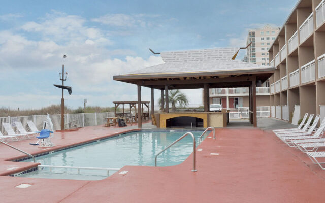 Castaway Beach Inn & Swim Up Bar