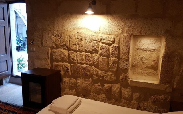 Tafana Cave & Stone Lodge