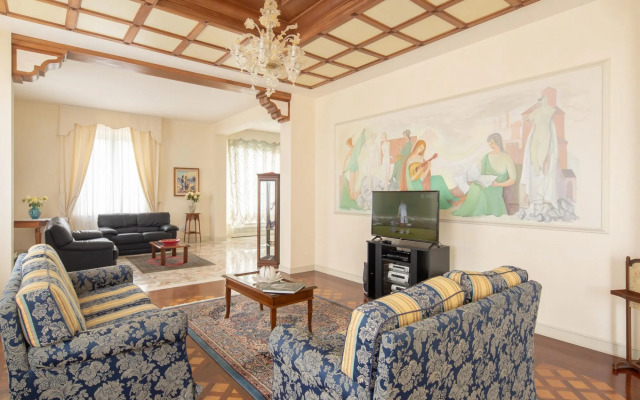 Splendid Villa in Macerata With Pool & Views